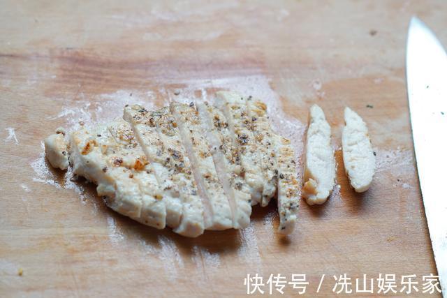 鸡胸肉又老又柴吃不下试试这样做，鸡胸肉鲜嫩多汁，成抢手货
