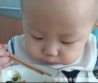 爸爸|“口水宝宝”高铁上看人吃东西,馋虫被勾出来,爸爸肩膀全是口水