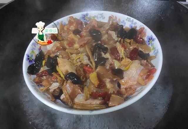  木耳跟此菜是绝配，蒸一蒸就好，营养好吃不上火，常吃提高免疫力