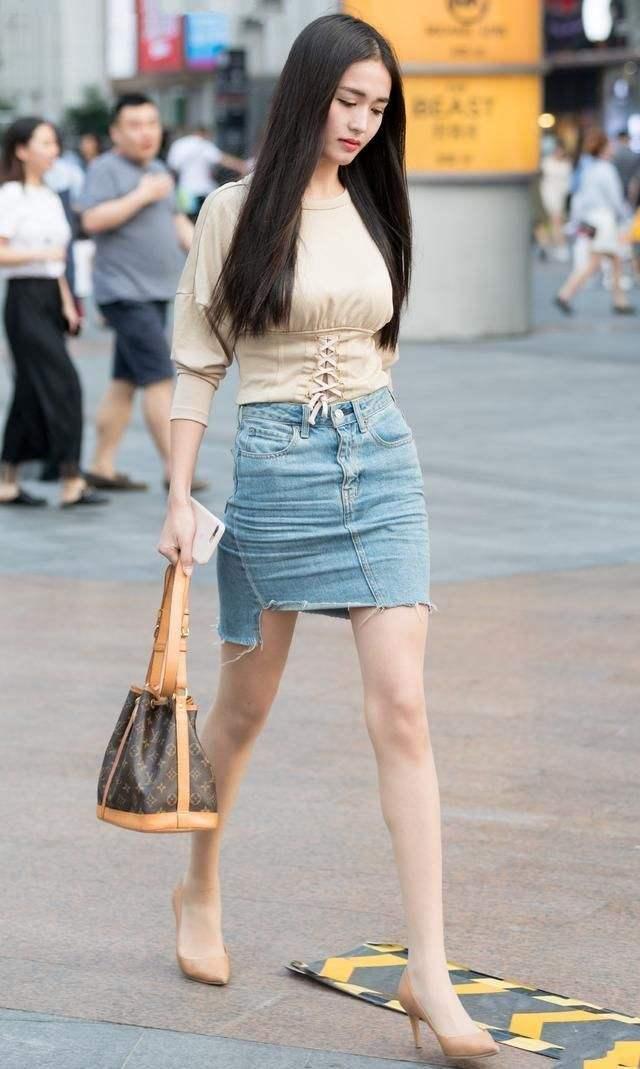 背带裤|街拍小姐姐黑色休闲鞋搭配背带裤，装扮出不同凡响的感觉