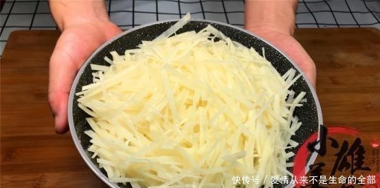 土豆丝|炒土豆丝时,有人泡水有人焯水一直都错了,这才是正确做法