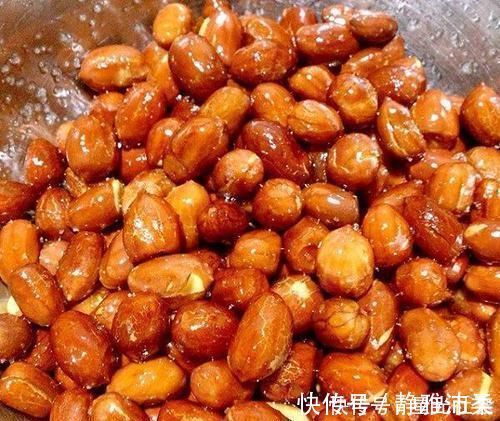 炸花生米，先放油就错了！大厨教你正确做法，香脆美味，不回潮