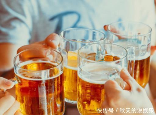 白酒|为何人能喝10瓶啤酒却喝不了10瓶水？酒厂老板说出真相，原来如此