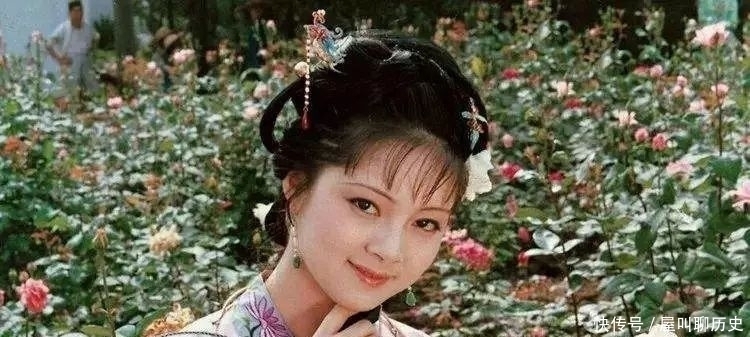 黛玉&袭人端来一碗茶,宝钗半杯漱口,剩下半杯黛玉饮尽,里头奥妙太多