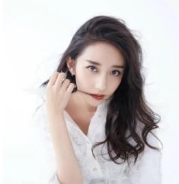 她是非誠勿擾最美女觀眾，卻因為鏡頭不經(jīng)意一掃，進(jìn)入了演藝圈