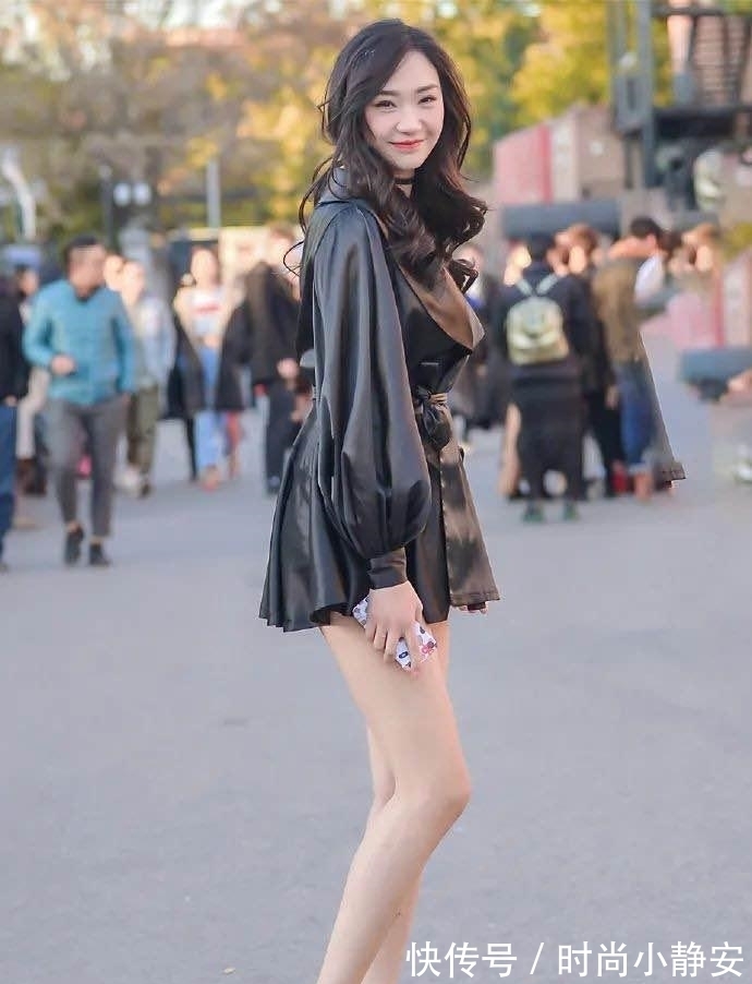 穿搭 “皮衣裙”虽然闷热，但是为了展现“铅笔腿”，贵妇这也是蛮够拼的