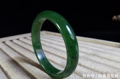 碧玉的价格不断的上涨，我们该如何挑选碧玉呢？