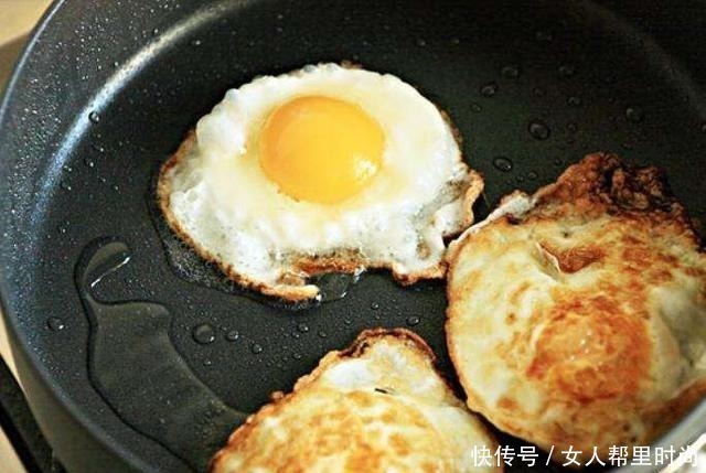 煎荷包蛋是凉油下锅还是热油下锅大厨教你这样做,不粘锅口感嫩