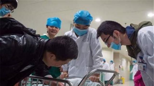 产妇|产妇刚生下男婴,6天后又诞下双胞胎,看到性别爸爸乐坏了