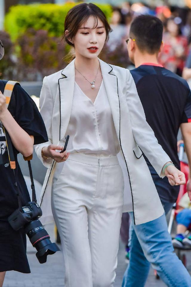 独特|内搭丝质衬衫,若隐若现的光泽感提升内在气质,体现独特的审美