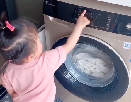 被子|宝宝发现被子被洗了,气得直跺脚,无奈之下的决定把奶奶萌到了!