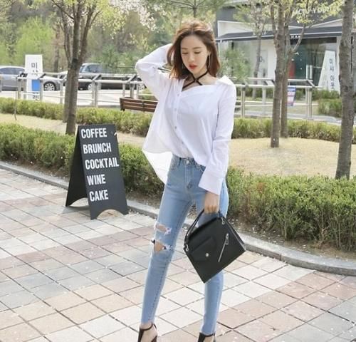 街拍：小姐姐破洞牛仔裤系列，潮流配穿出个性，青春减龄有活力！