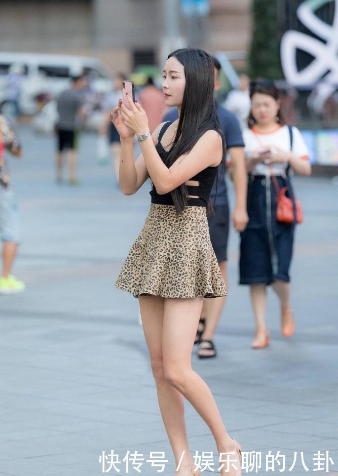 颜值出众的美女,百变潮流的穿搭,非常的温婉可爱!