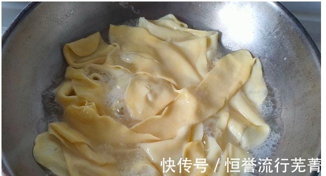面粉里打入鸡蛋,泡一泡拉一拉,煮好加料拌一拌,三伏天吃真开胃!