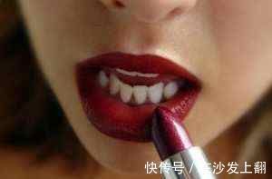 涂口红 涂口红,还在傻傻抿嘴唇这4步缺一不可,不然别怪口红粘杯掉色