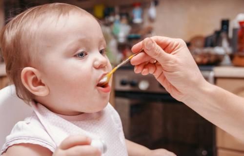给宝宝添加辅食有窍门，米粉吃多久、怎么选，建议宝妈提前弄清楚