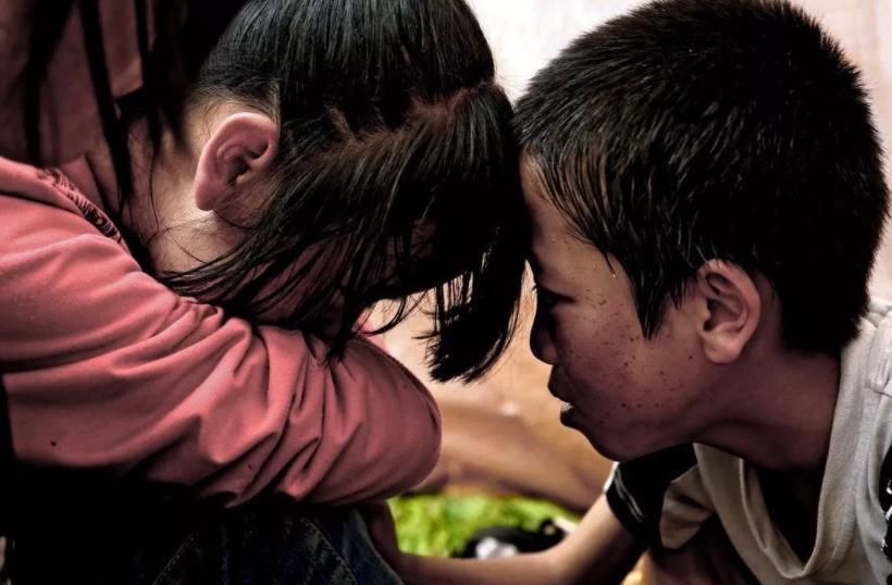 亲姐弟|亲姐弟这么做正常吗?女子去见男友父母,姐姐的举动让人不适