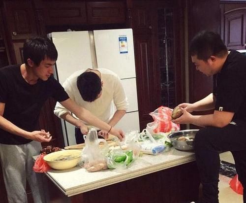 豪宅|林更新曬出自己的豪宅，頭一次見(jiàn)全紅木的廚房，做飯會(huì)特別香嗎？