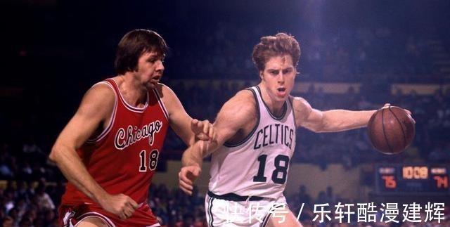 nb库里曾经全票拿下MVP,那联盟历史上得票率最低的MVP是谁呢