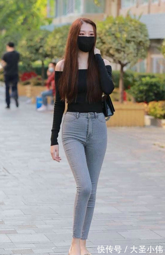 直筒靴|美女街拍:小姐姐打底裤与黑色的上衣混合,突出迷人的锁骨,显得更时尚