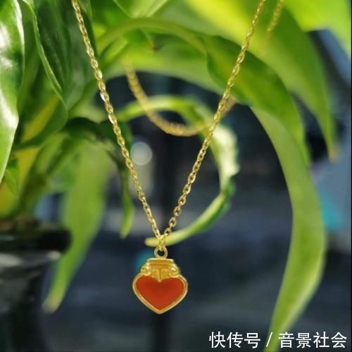 流苏感#黄金饰品终于打破古板的设计,时尚又新潮,这样的首饰是国风精品