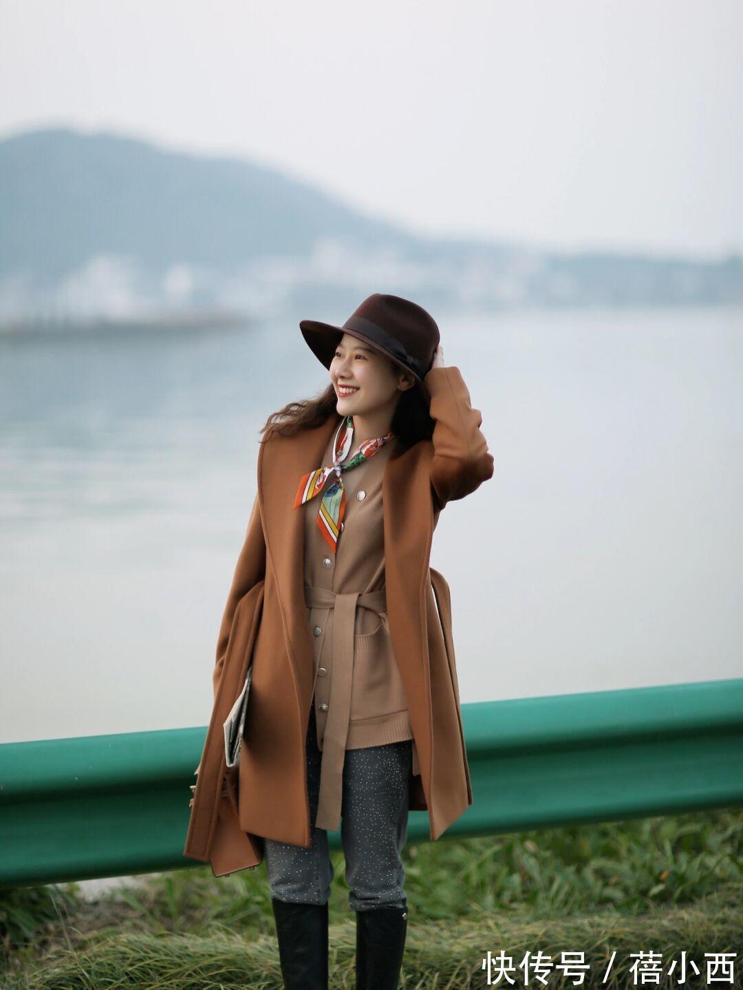 博主 奔三奔四的女人,建议多穿“大地色大衣”,搭配裤子、裙子真高级