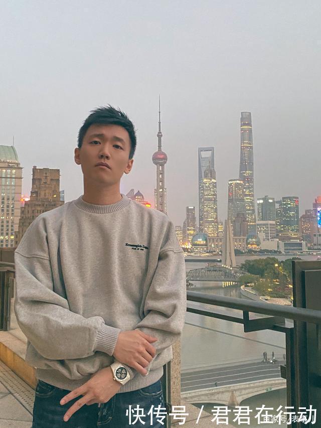 张康阳戴了什么表400万的百达翡丽,而且是镂空三问万年历!