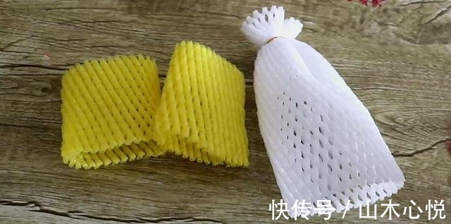 卫生间里放一个水果网套,一年省下不少钱,以后再也不舍得扔了