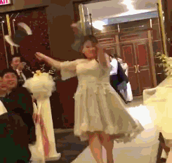 |搞笑GIF:走路不要玩手机 否则后果很严重