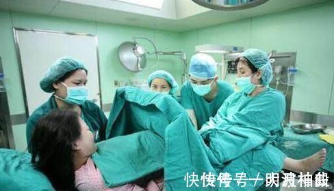 医生|25岁孕妇产龙凤胎刚要缝合，突然喊道“等一下”，医生当场愣住