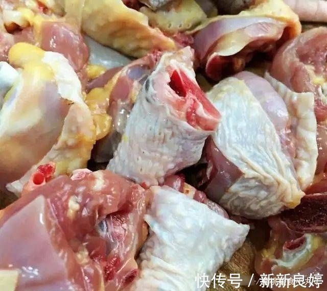 葱段|炖鸡汤时，牢记多加“这一样”鸡汤清亮鲜香，味道好喝还不油腻！