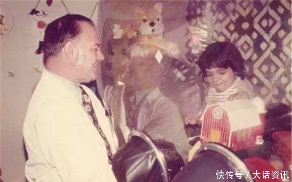 在隔离罩生活了12年的“泡泡男孩”,死亡前第一次拥抱了妈妈