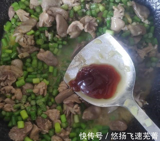 蒜薹炒鸡杂，下酒下饭棒极了！