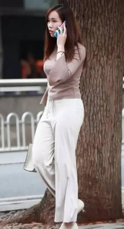 时尚|街拍美女小姐姐紧身毛衣搭配阔脚裤,贵气好看又很清新休闲