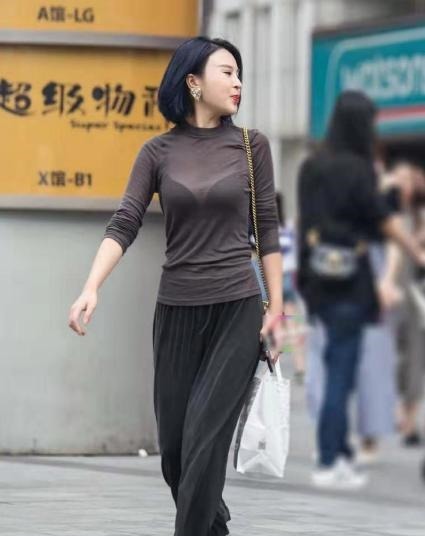 薄纱 浅褐色薄纱T恤搭配黑色阔腿裤,休闲传统,温婉大方!