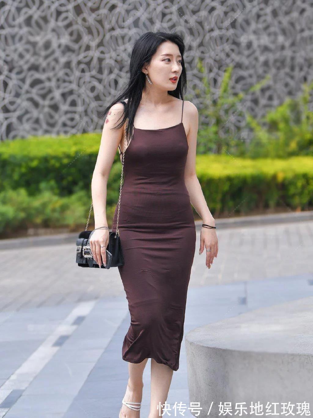 气场|简约修身的吊带裙,穿出了夏季的清凉,清新靓丽又显气场