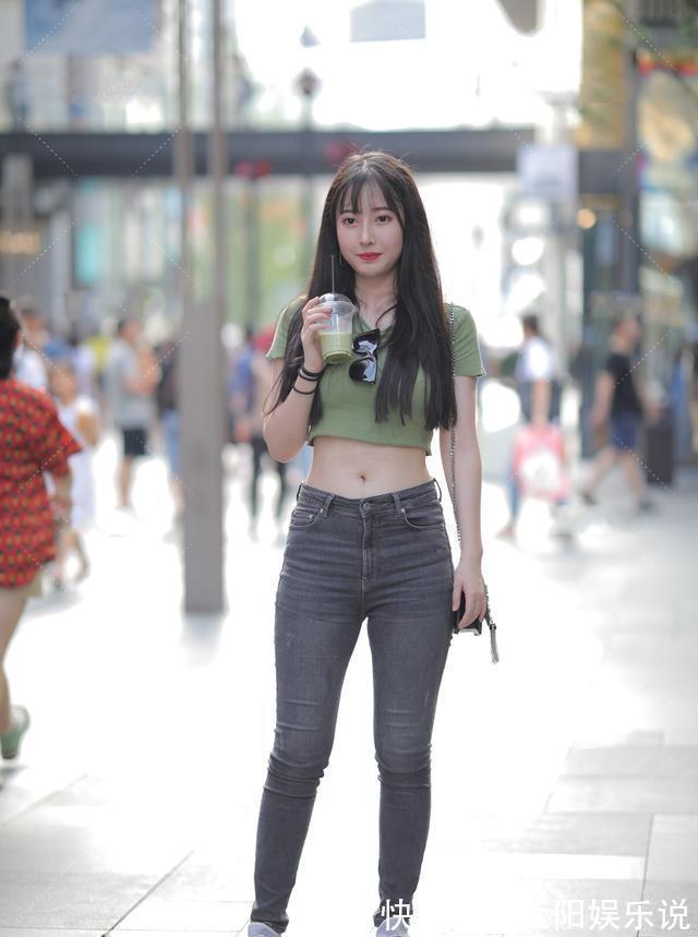 打底裤 绿色露脐短袖上衣搭配黑色打底裤,时尚搭配,阳光清新有活力