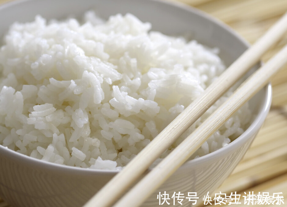 外行|蒸米饭,只加清水是外行,牢记3个窍门,米饭香软好吃,粒粒分明
