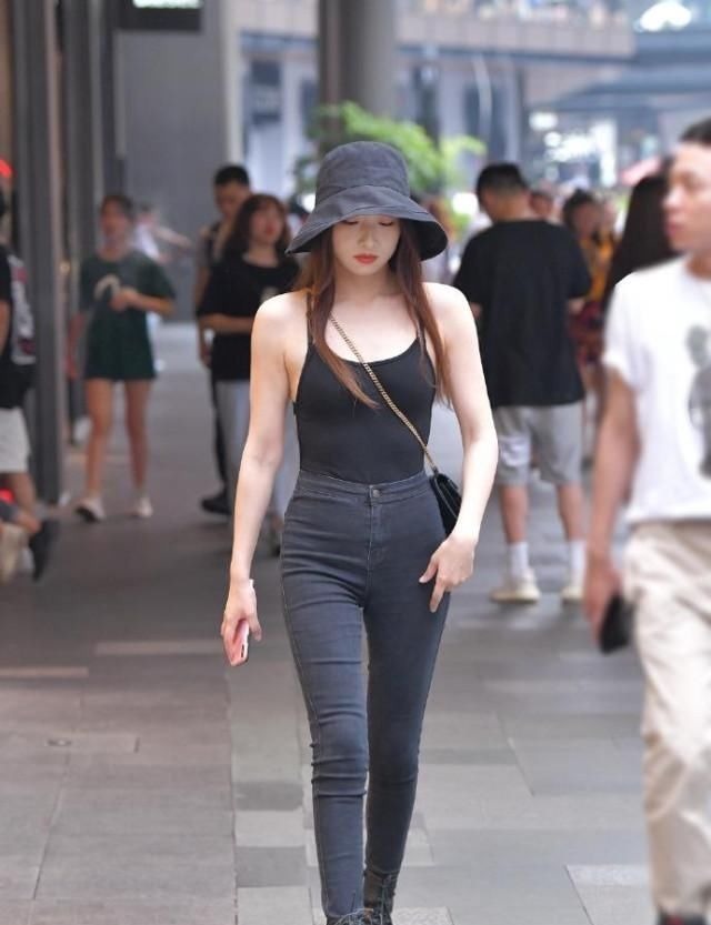 苗条 紧身裤美女走起路来都有气势,因为别人没有的她都有啊