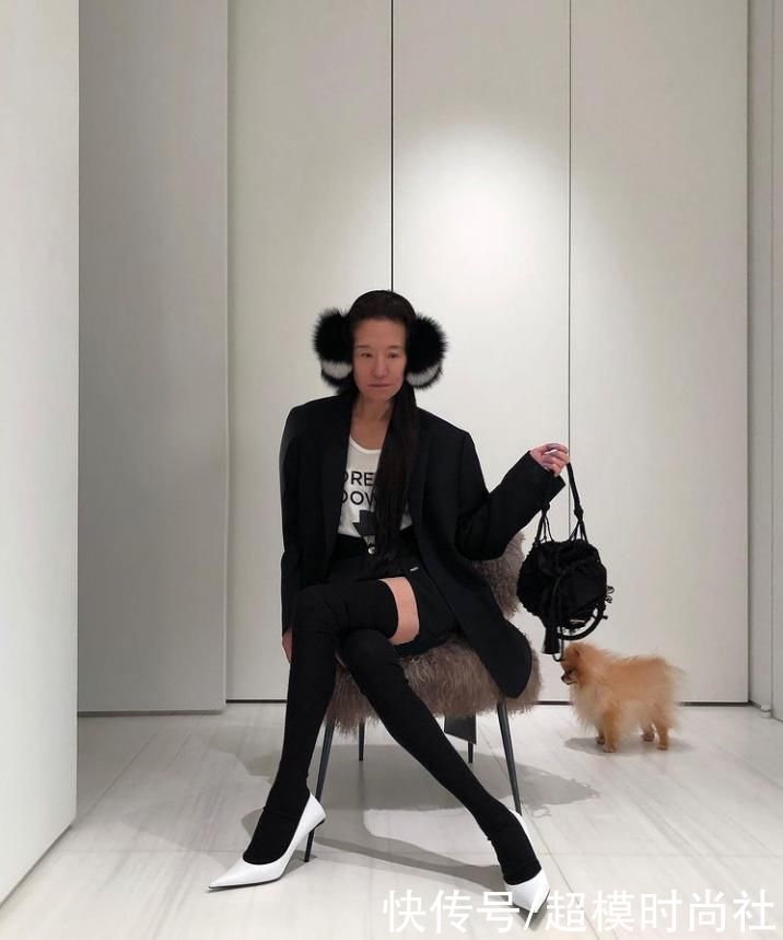 71岁婚纱女王瘦得令人心疼！冻龄身材不像奶奶，穿长袜秀少女腿