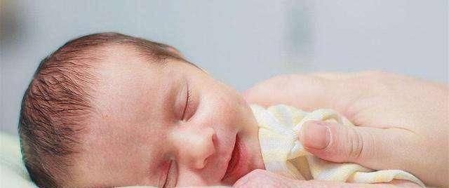 新生儿睡着后为何会偷笑宝宝这几个小秘密,宝妈们应该了解