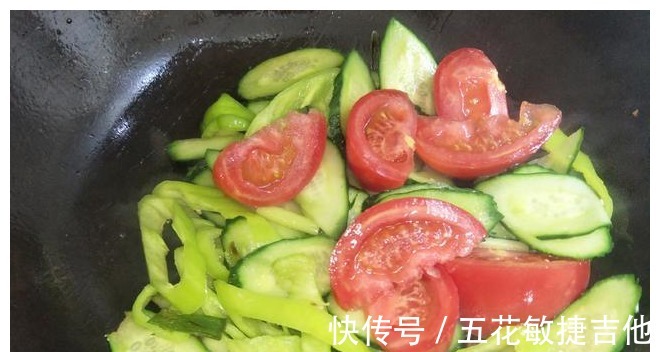 多汁|西红柿又有新吃法,加2样食材,锅里简单一炒,香辣多汁超下饭!
