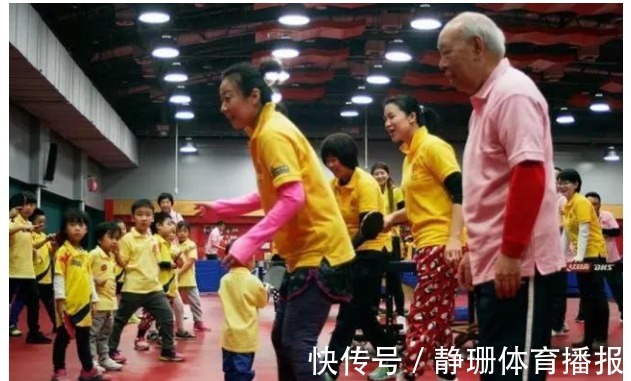金牌教练|王楠宴请恩师,78岁金牌教练已头发花白,曾为国乒执教31年