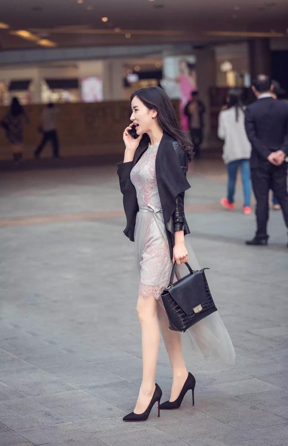 美女脚上搭配一双银灰色的高跟鞋,走路的时候让她腿显得更加迷人