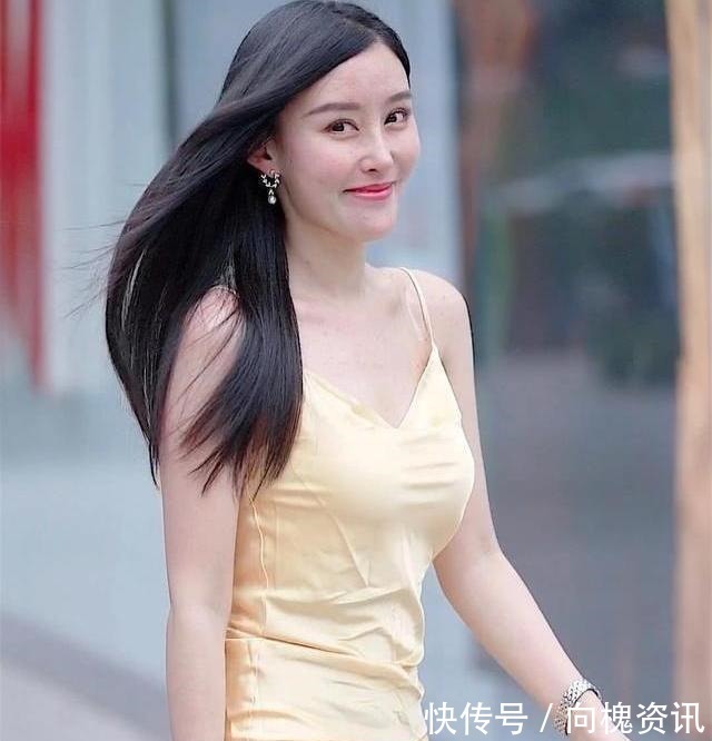 裙子 姐姐穿了一件真丝吊带裙，显示出成熟智慧的魅力！