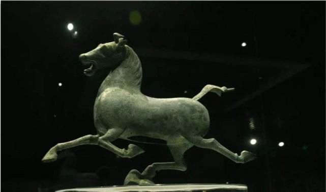  郭沫若|大墓中挖出稀世国宝，郭沫若欣喜若狂，周总理却冷冷说了9个字