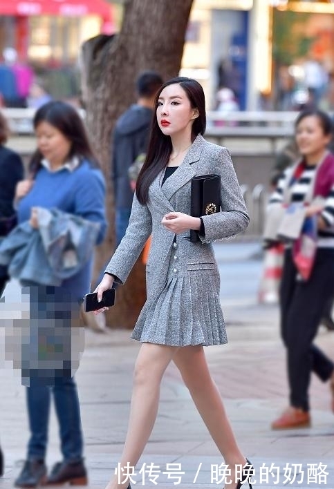 搭配黑色|街拍:图五马甲搭衬衫,下装消失露白腿,有种大学校花的气息!