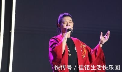 中国红@最美不过“中国红”，霍尊国风外套显气势，真是“国风美男子”！