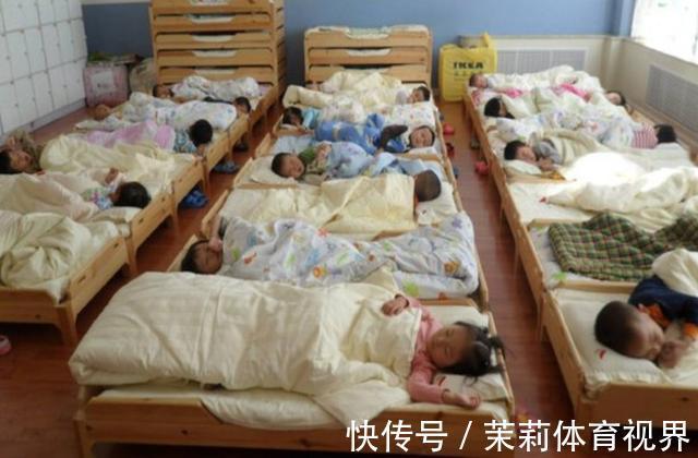 睡眠时间|幼儿园“贪睡宝宝”赖床不起，老师同学全员出动，宝宝依旧睡得香