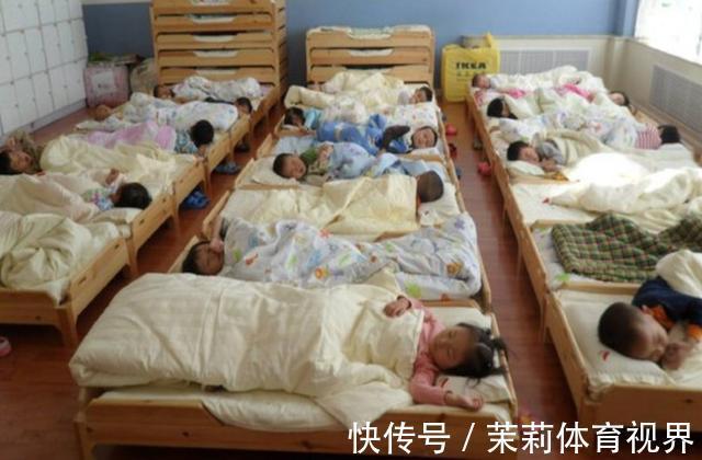 睡眠时间|幼儿园“贪睡宝宝”赖床不起,老师同学全员出动,宝宝依旧睡得香